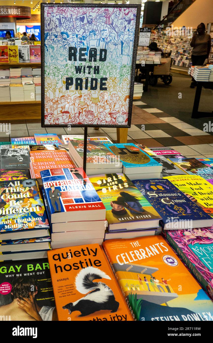 Barnes & Noble librai su Union Square ha una vasta selezione di riviste, New York City, USA 2023 Foto Stock