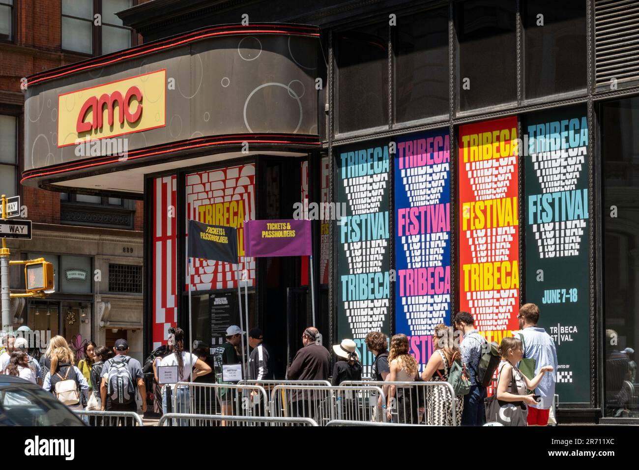 Gli appassionati si allinea al Tribeca Film Festival nel Flatiron District di New York City, USA 2023 Foto Stock