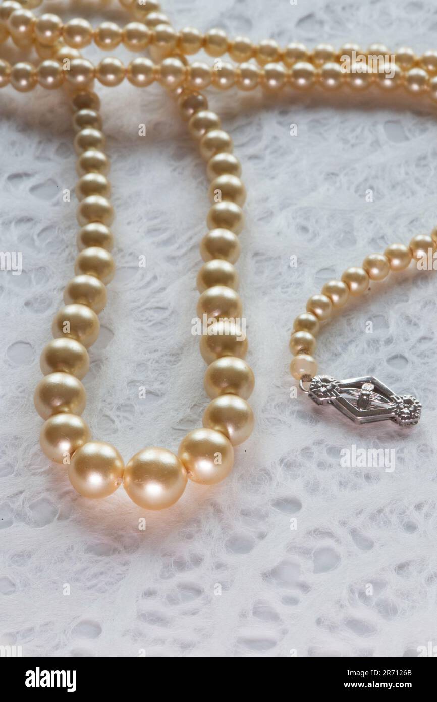 Stringa vintage di perle con chiusura decorativa, USA Foto Stock