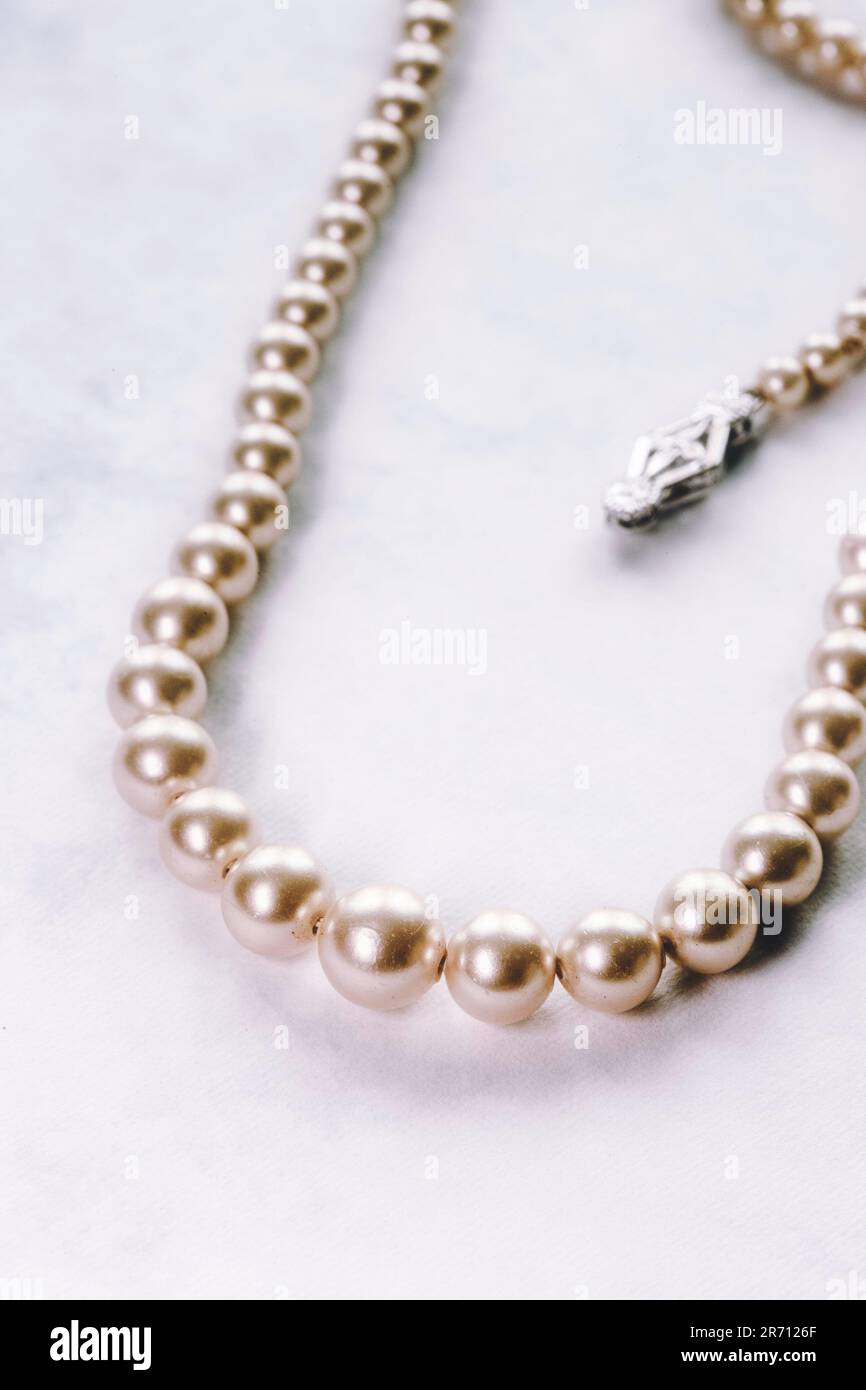Stringa vintage di perle con chiusura decorativa, USA Foto Stock