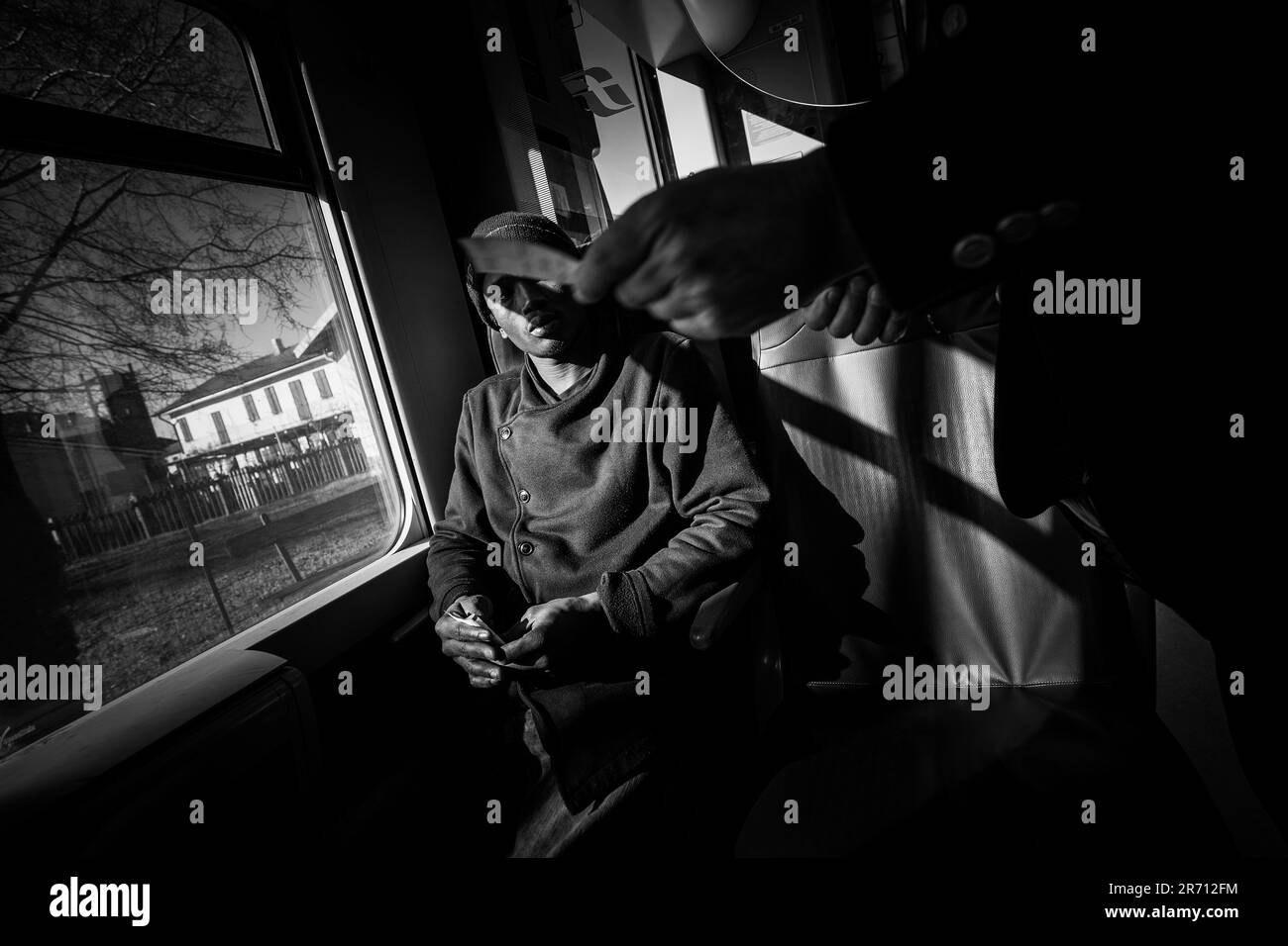 Italia. Mortara. rifugiati che viaggiano in treno Foto Stock