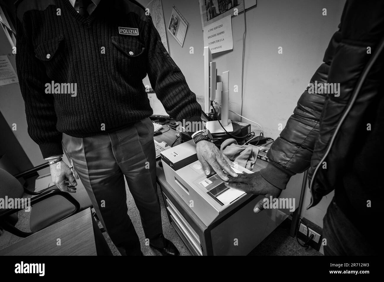 Italia. Pavia. quartier generale della polizia. rifugiati. Rifugiati africani Foto Stock