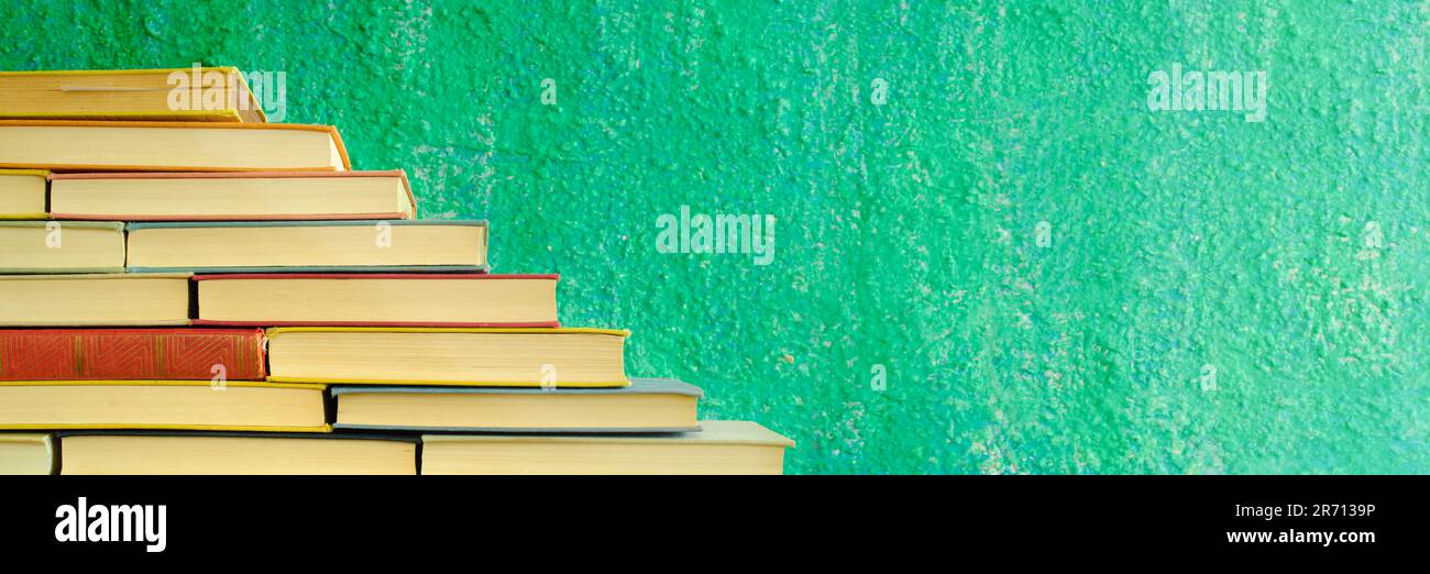 stack di libri che formano una scala, istruzione, scala di successo, concetto di conoscenza, panoramica, grande spazio di copia Foto Stock