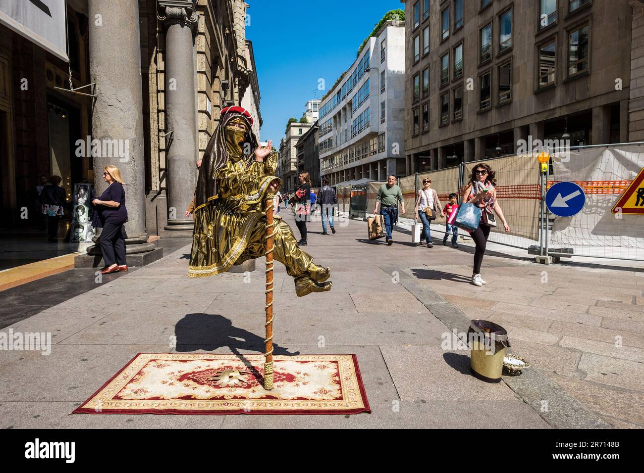 Artista di strada. corso vittorio emanuele. milano. italia Foto Stock