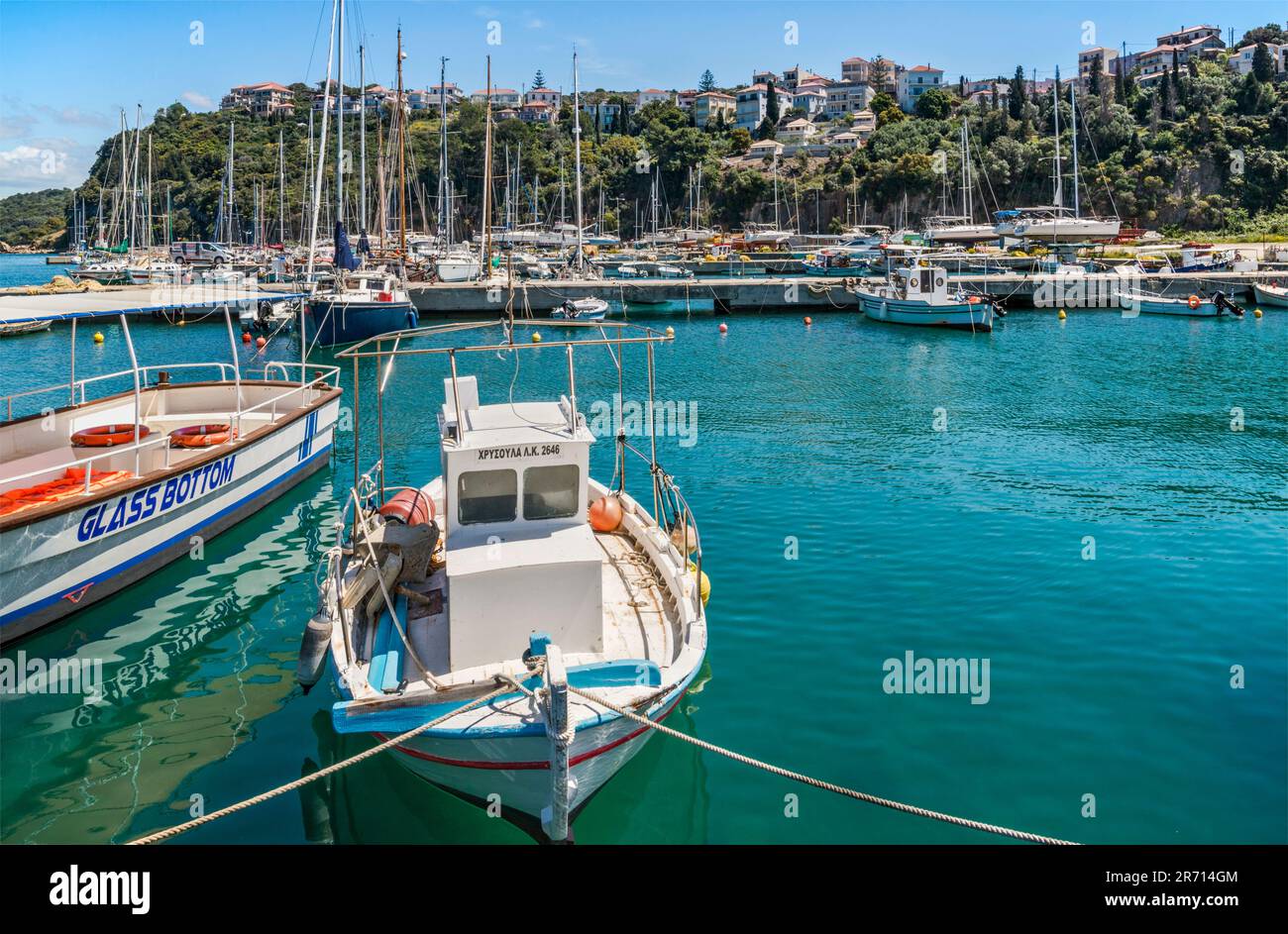 Barche al porto turistico, città collinare di Pyros in lontananza, penisola del Peloponneso, regione del Peloponneso, Grecia Foto Stock