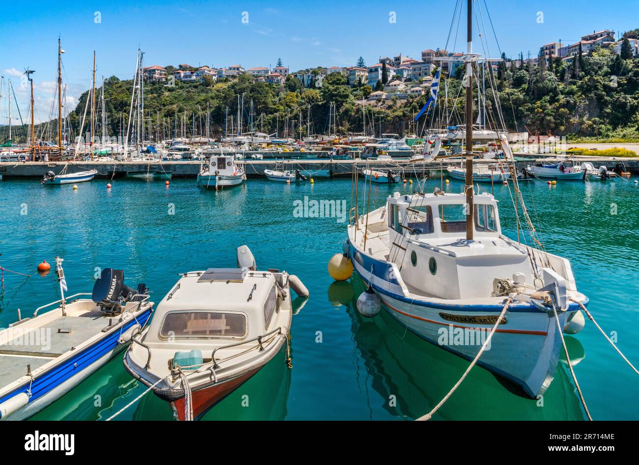 Barche al porto turistico, città collinare di Pyros in lontananza, penisola del Peloponneso, regione del Peloponneso, Grecia Foto Stock
