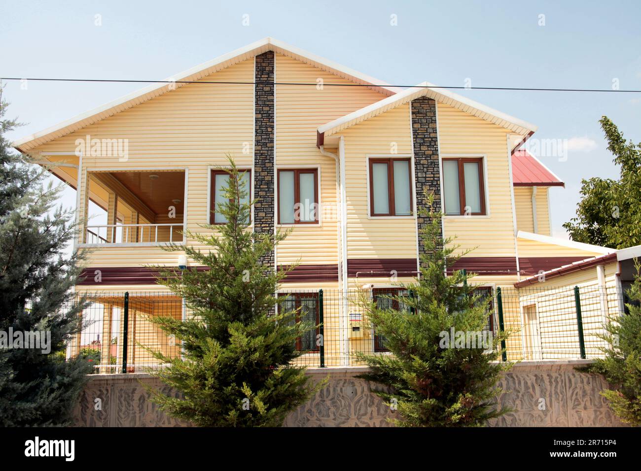 Casa a due piani con giardino. Rivestimenti esterni. Foto Stock