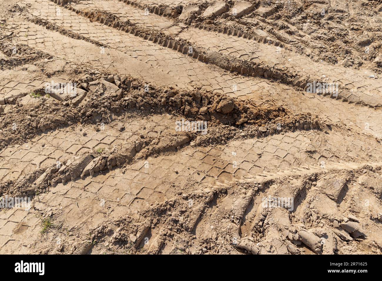 una strada sotto forma di pista usurata sul campo dopo il movimento di un gran numero di veicoli, una strada per veicoli senza asfalto Foto Stock