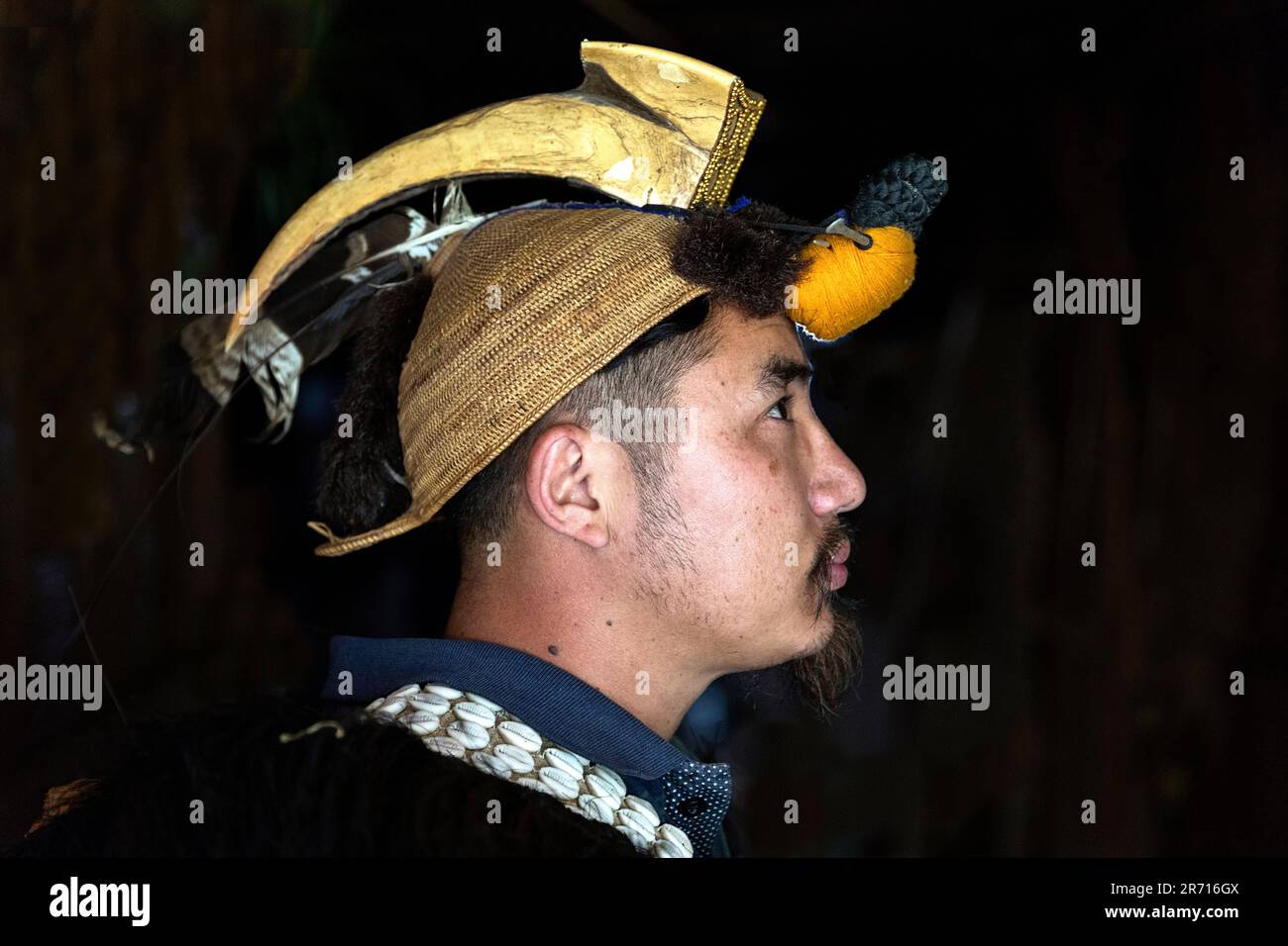 Ritratto di un uomo di Nyishi nei suoi abiti tribali tradizionali con cappellino di piuma cerimoniale sulla sua testa, Arunachal Pradesh, India Foto Stock