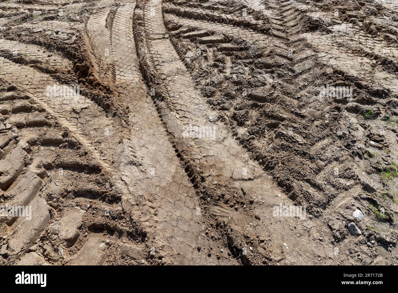 una strada sotto forma di pista usurata sul campo dopo il movimento di un gran numero di veicoli, una strada per veicoli senza asfalto Foto Stock