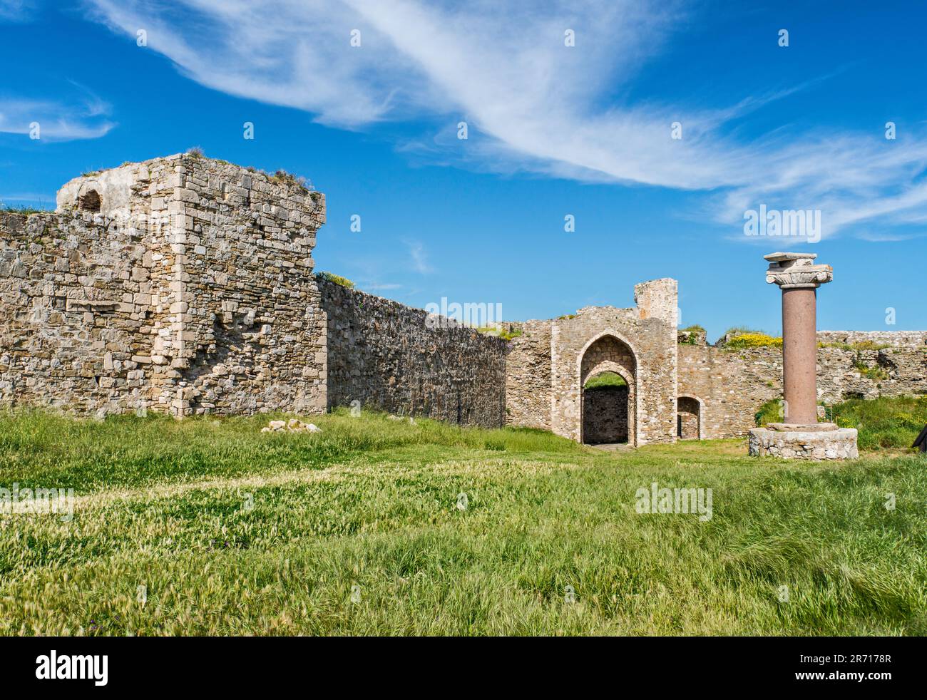 Colonna di granito veneziano del 15th ° secolo nella zona di Piazza d'armi, Castello di Methoni, a Methoni, Peloponneso, Grecia Foto Stock