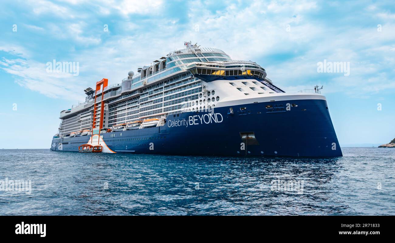 MAR MEDITERRANEO - 23 LUGLIO 2022: Nave da crociera celebrità oltre la navigazione sull'oceano. Foto Stock