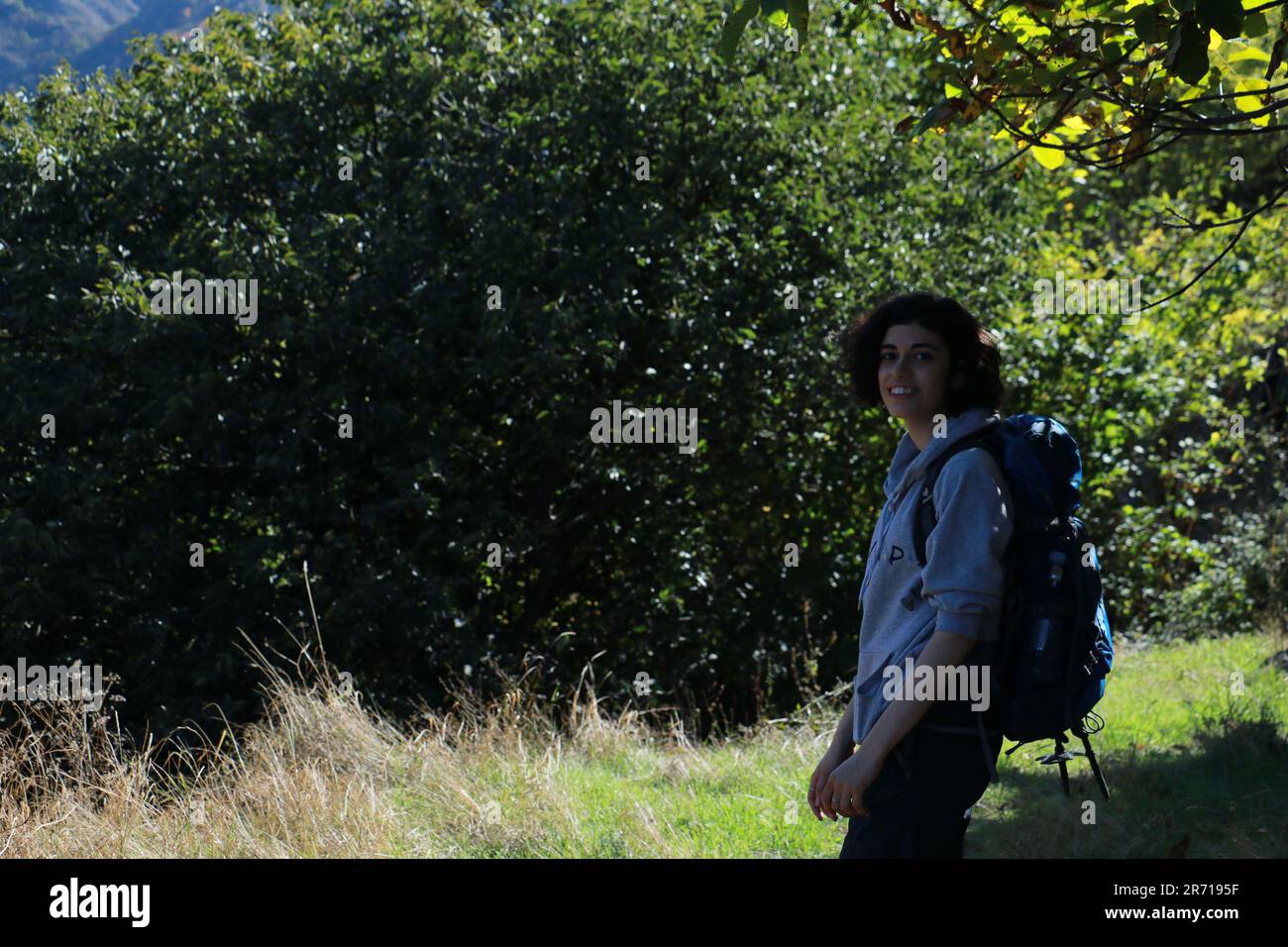 Un gruppo di studenti che camminano nella Foresta di montagna Foto Stock