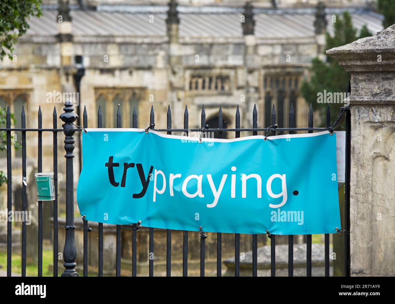 Banner – prova a pregare – fuori dalla chiesa di St Mary a Tadcaster, North Yorkshire, Inghilterra, Regno Unito Foto Stock