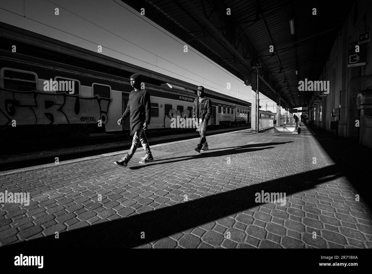 Italia. Mortara. rifugiati che viaggiano in treno Foto Stock