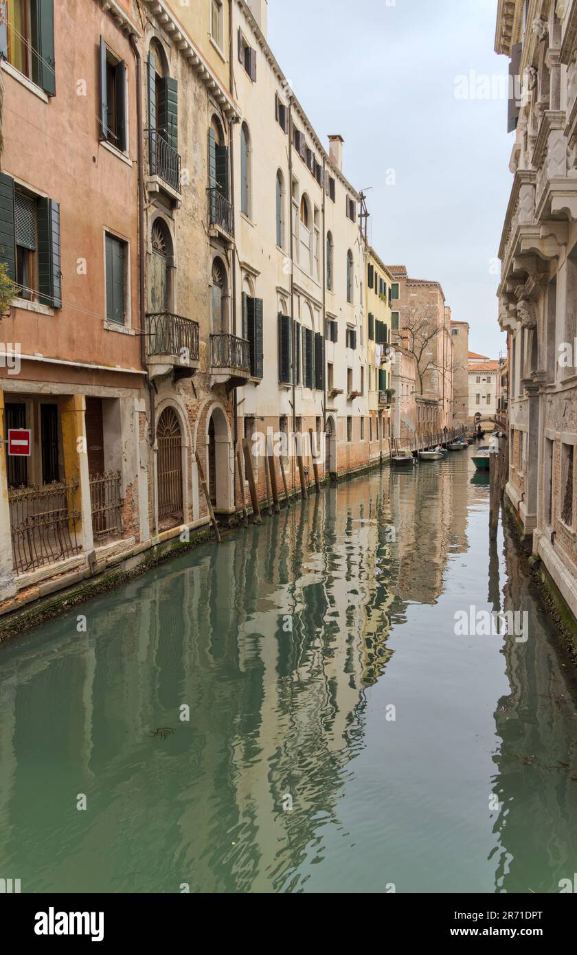 Case di pietra e restrizioni per imbarcazioni Foto Stock