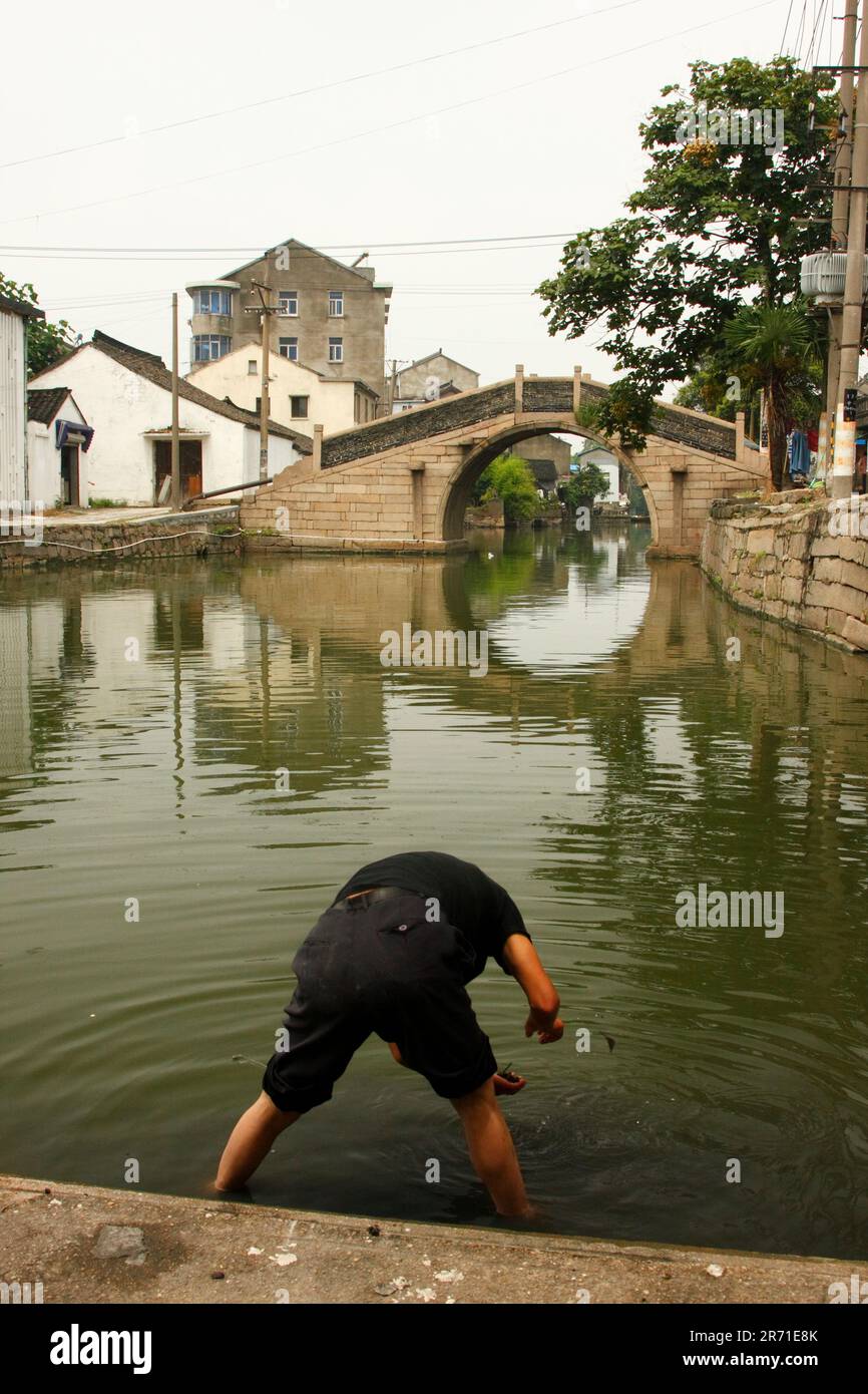 I pescatori in una palude di Tongli Foto Stock
