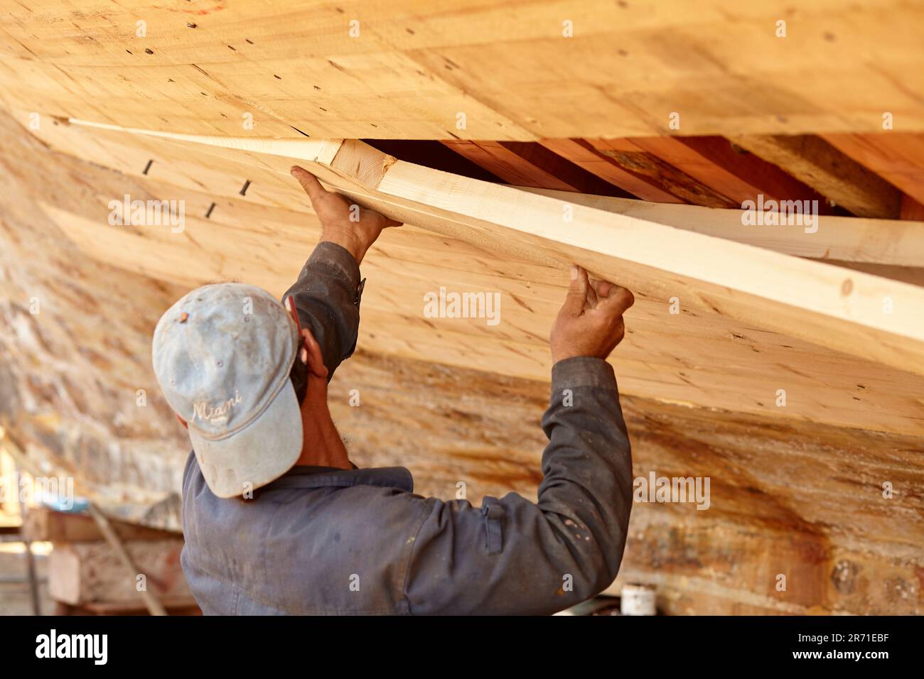 Riparazione barche a Syros Grecia Foto Stock