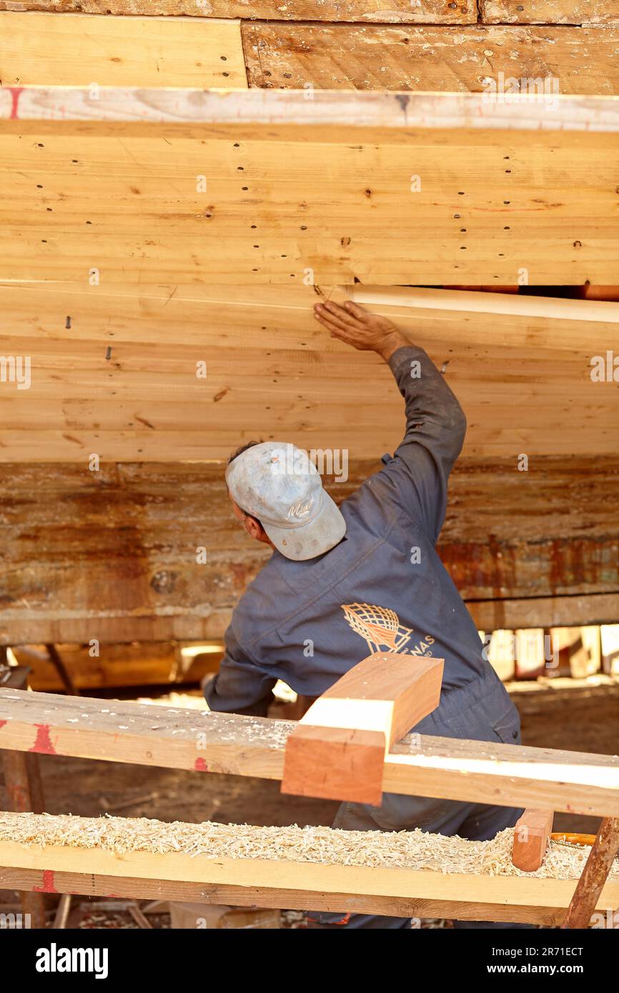 Riparazione barche a Syros Grecia Foto Stock