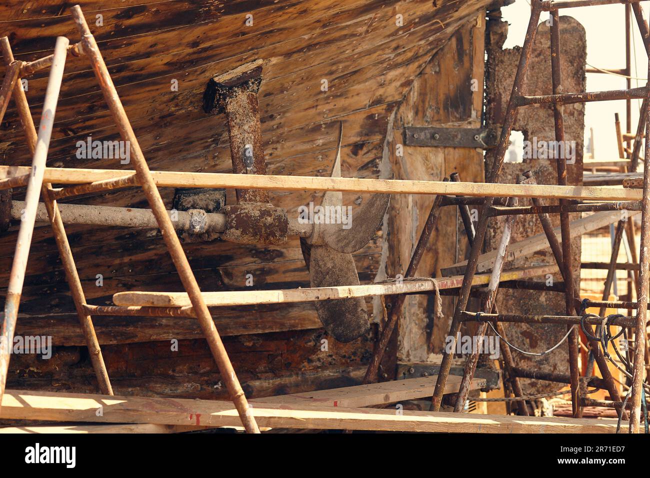 Riparazione di barche in legno presso il bacino di carenaggio di Syros Grecia Foto Stock