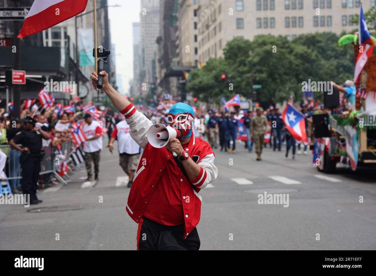12 giugno 2023, New York City, New York: (NUOVA) Parata nazionale di Puerto Rican Day. 11 giugno 2023, New York, USA: La National Puerto Rican Day Parade, che è la più grande dimostrazione di orgoglio culturale, si svolge sulla 5th Avenue a New York, con persone che allineano il viale danzando e allietando lungo le parate di carri, automobili, ballerini tra cui famose stelle. La parata si svolge la seconda Domenica di Giugno, in onore dei 3,2 milioni di abitanti di Porto Rico e di tutte le persone di nascita o patrimonio portoricano residenti sulla terraferma degli Stati Uniti. (Credit Image: © Jose Francisco/TheNEWS2 via ZUMA Press W Foto Stock
