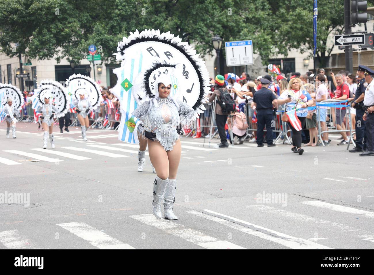 12 giugno 2023, New York City, New York: (NUOVA) Parata nazionale di Puerto Rican Day. 11 giugno 2023, New York, USA: La National Puerto Rican Day Parade, che è la più grande dimostrazione di orgoglio culturale, si svolge sulla 5th Avenue a New York, con persone che allineano il viale danzando e allietando lungo le parate di carri, automobili, ballerini tra cui famose stelle. La parata si svolge la seconda Domenica di Giugno, in onore dei 3,2 milioni di abitanti di Porto Rico e di tutte le persone di nascita o patrimonio portoricano residenti sulla terraferma degli Stati Uniti. (Credit Image: © Jose Francisco/TheNEWS2 via ZUMA Press W Foto Stock