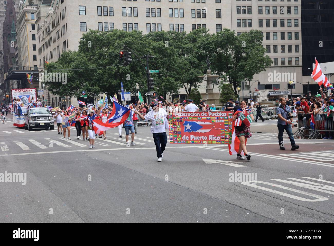 12 giugno 2023, New York City, New York: (NUOVA) Parata nazionale di Puerto Rican Day. 11 giugno 2023, New York, USA: La National Puerto Rican Day Parade, che è la più grande dimostrazione di orgoglio culturale, si svolge sulla 5th Avenue a New York, con persone che allineano il viale danzando e allietando lungo le parate di carri, automobili, ballerini tra cui famose stelle. La parata si svolge la seconda Domenica di Giugno, in onore dei 3,2 milioni di abitanti di Porto Rico e di tutte le persone di nascita o patrimonio portoricano residenti sulla terraferma degli Stati Uniti. (Credit Image: © Jose Francisco/TheNEWS2 via ZUMA Press W Foto Stock