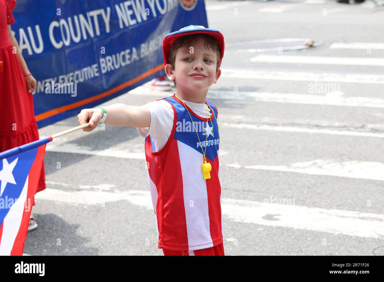 12 giugno 2023, New York City, New York: (NUOVA) Parata nazionale di Puerto Rican Day. 11 giugno 2023, New York, USA: La National Puerto Rican Day Parade, che è la più grande dimostrazione di orgoglio culturale, si svolge sulla 5th Avenue a New York, con persone che allineano il viale danzando e allietando lungo le parate di carri, automobili, ballerini tra cui famose stelle. La parata si svolge la seconda Domenica di Giugno, in onore dei 3,2 milioni di abitanti di Porto Rico e di tutte le persone di nascita o patrimonio portoricano residenti sulla terraferma degli Stati Uniti. (Credit Image: © Jose Francisco/TheNEWS2 via ZUMA Press W Foto Stock