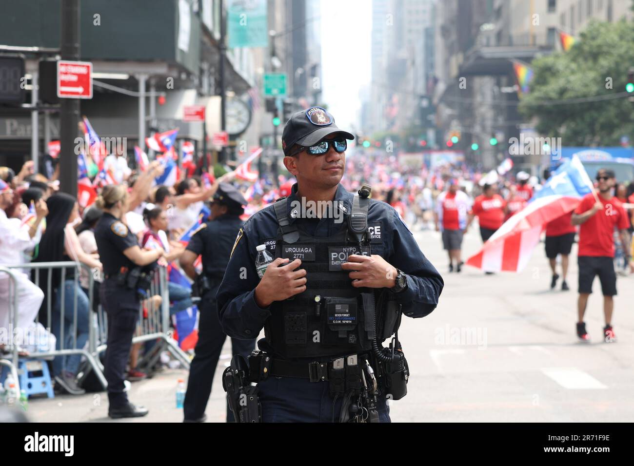 12 giugno 2023, New York City, New York: (NUOVA) Parata nazionale di Puerto Rican Day. 11 giugno 2023, New York, USA: La National Puerto Rican Day Parade, che è la più grande dimostrazione di orgoglio culturale, si svolge sulla 5th Avenue a New York, con persone che allineano il viale danzando e allietando lungo le parate di carri, automobili, ballerini tra cui famose stelle. La parata si svolge la seconda Domenica di Giugno, in onore dei 3,2 milioni di abitanti di Porto Rico e di tutte le persone di nascita o patrimonio portoricano residenti sulla terraferma degli Stati Uniti. (Credit Image: © Jose Francisco/TheNEWS2 via ZUMA Press W Foto Stock