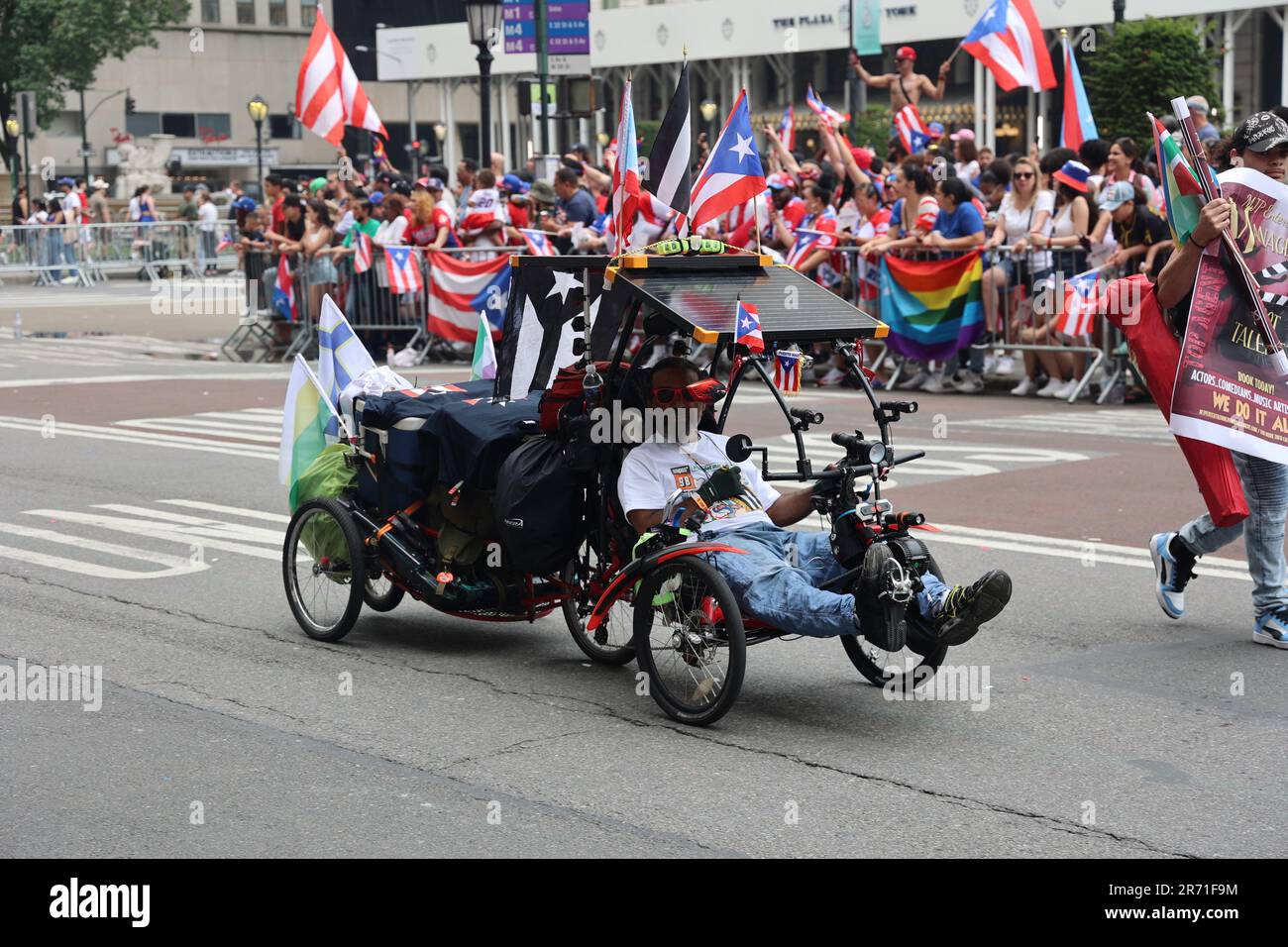 12 giugno 2023, New York City, New York: (NUOVA) Parata nazionale di Puerto Rican Day. 11 giugno 2023, New York, USA: La National Puerto Rican Day Parade, che è la più grande dimostrazione di orgoglio culturale, si svolge sulla 5th Avenue a New York, con persone che allineano il viale danzando e allietando lungo le parate di carri, automobili, ballerini tra cui famose stelle. La parata si svolge la seconda Domenica di Giugno, in onore dei 3,2 milioni di abitanti di Porto Rico e di tutte le persone di nascita o patrimonio portoricano residenti sulla terraferma degli Stati Uniti. (Credit Image: © Jose Francisco/TheNEWS2 via ZUMA Press W Foto Stock