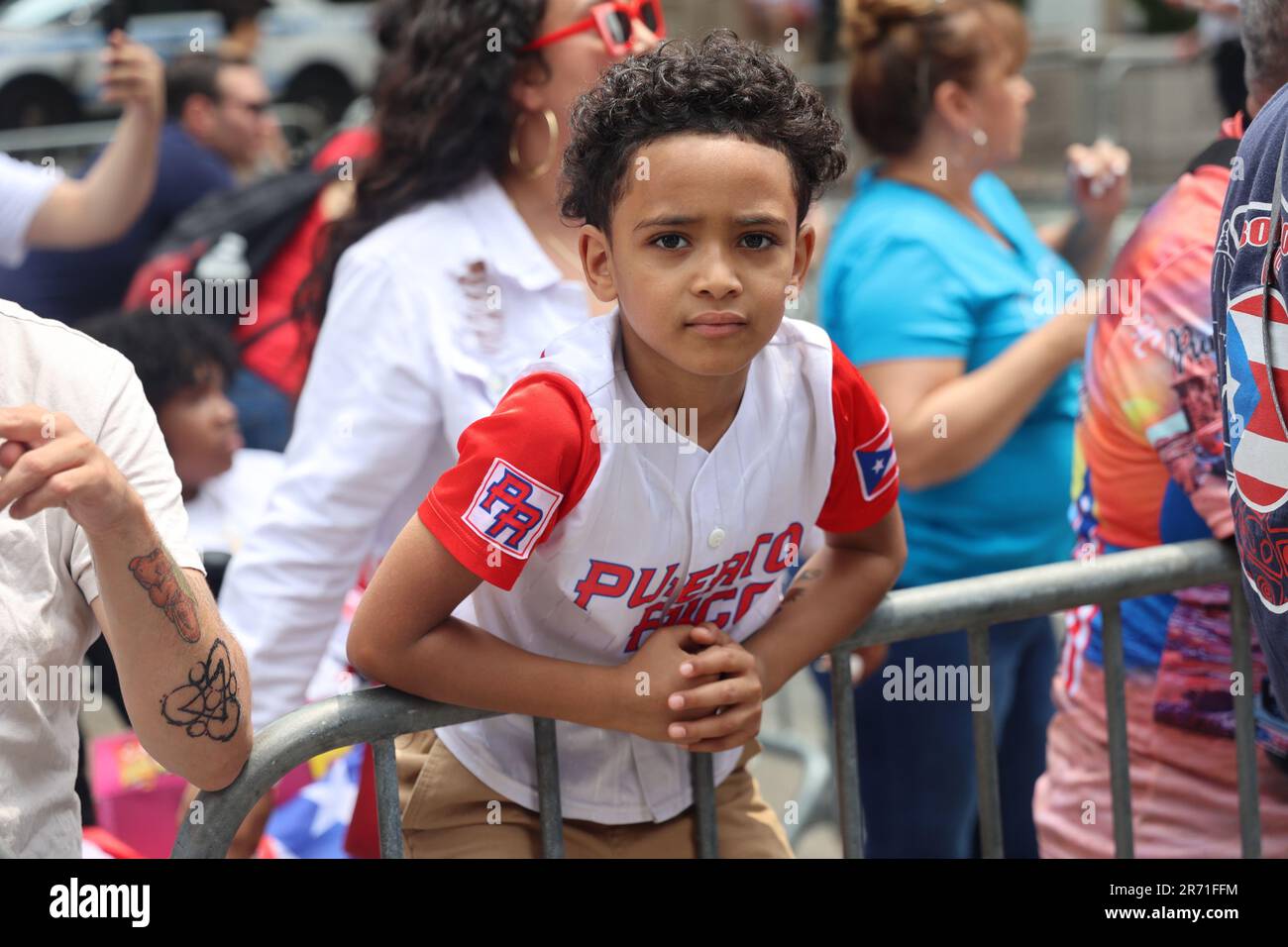 12 giugno 2023, New York City, New York: (NUOVA) Parata nazionale di Puerto Rican Day. 11 giugno 2023, New York, USA: La National Puerto Rican Day Parade, che è la più grande dimostrazione di orgoglio culturale, si svolge sulla 5th Avenue a New York, con persone che allineano il viale danzando e allietando lungo le parate di carri, automobili, ballerini tra cui famose stelle. La parata si svolge la seconda Domenica di Giugno, in onore dei 3,2 milioni di abitanti di Porto Rico e di tutte le persone di nascita o patrimonio portoricano residenti sulla terraferma degli Stati Uniti. (Credit Image: © Jose Francisco/TheNEWS2 via ZUMA Press W Foto Stock