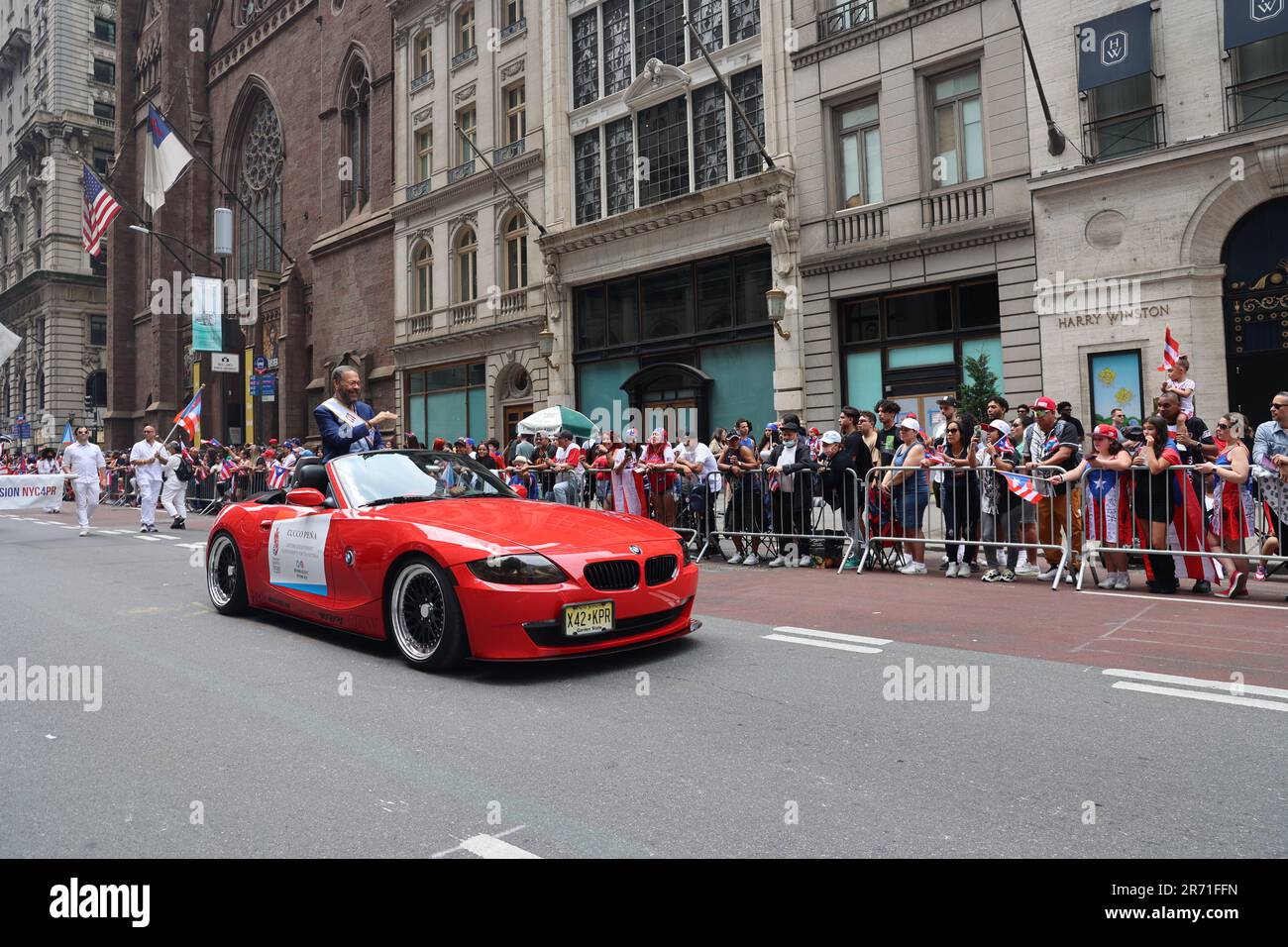 12 giugno 2023, New York City, New York: (NUOVA) Parata nazionale di Puerto Rican Day. 11 giugno 2023, New York, USA: La National Puerto Rican Day Parade, che è la più grande dimostrazione di orgoglio culturale, si svolge sulla 5th Avenue a New York, con persone che allineano il viale danzando e allietando lungo le parate di carri, automobili, ballerini tra cui famose stelle. La parata si svolge la seconda Domenica di Giugno, in onore dei 3,2 milioni di abitanti di Porto Rico e di tutte le persone di nascita o patrimonio portoricano residenti sulla terraferma degli Stati Uniti. (Credit Image: © Jose Francisco/TheNEWS2 via ZUMA Press W Foto Stock