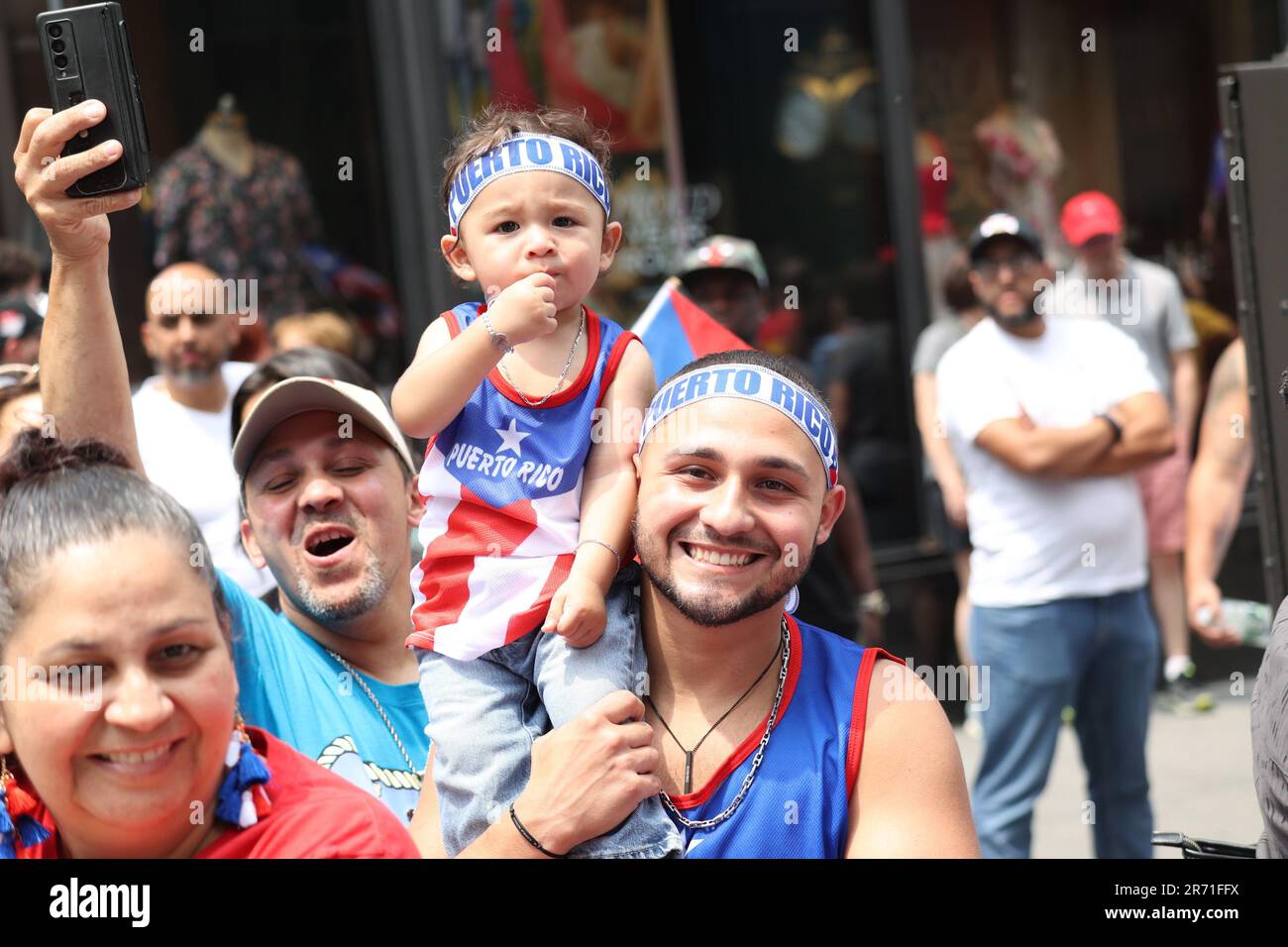 12 giugno 2023, New York City, New York: (NUOVA) Parata nazionale di Puerto Rican Day. 11 giugno 2023, New York, USA: La National Puerto Rican Day Parade, che è la più grande dimostrazione di orgoglio culturale, si svolge sulla 5th Avenue a New York, con persone che allineano il viale danzando e allietando lungo le parate di carri, automobili, ballerini tra cui famose stelle. La parata si svolge la seconda Domenica di Giugno, in onore dei 3,2 milioni di abitanti di Porto Rico e di tutte le persone di nascita o patrimonio portoricano residenti sulla terraferma degli Stati Uniti. (Credit Image: © Jose Francisco/TheNEWS2 via ZUMA Press W Foto Stock