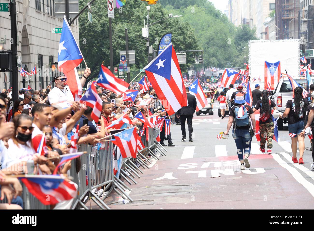 12 giugno 2023, New York City, New York: (NUOVA) Parata nazionale di Puerto Rican Day. 11 giugno 2023, New York, USA: La National Puerto Rican Day Parade, che è la più grande dimostrazione di orgoglio culturale, si svolge sulla 5th Avenue a New York, con persone che allineano il viale danzando e allietando lungo le parate di carri, automobili, ballerini tra cui famose stelle. La parata si svolge la seconda Domenica di Giugno, in onore dei 3,2 milioni di abitanti di Porto Rico e di tutte le persone di nascita o patrimonio portoricano residenti sulla terraferma degli Stati Uniti. (Credit Image: © Jose Francisco/TheNEWS2 via ZUMA Press W Foto Stock