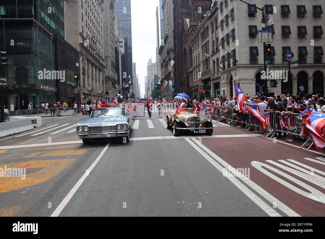 12 giugno 2023, New York City, New York: (NUOVA) Parata nazionale di Puerto Rican Day. 11 giugno 2023, New York, USA: La National Puerto Rican Day Parade, che è la più grande dimostrazione di orgoglio culturale, si svolge sulla 5th Avenue a New York, con persone che allineano il viale danzando e allietando lungo le parate di carri, automobili, ballerini tra cui famose stelle. La parata si svolge la seconda Domenica di Giugno, in onore dei 3,2 milioni di abitanti di Porto Rico e di tutte le persone di nascita o patrimonio portoricano residenti sulla terraferma degli Stati Uniti. (Credit Image: © Jose Francisco/TheNEWS2 via ZUMA Press W Foto Stock