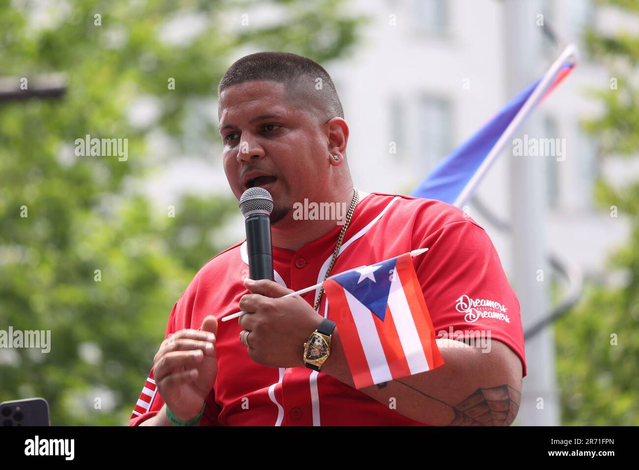 12 giugno 2023, New York City, New York: (NUOVA) Parata nazionale di Puerto Rican Day. 11 giugno 2023, New York, USA: La National Puerto Rican Day Parade, che è la più grande dimostrazione di orgoglio culturale, si svolge sulla 5th Avenue a New York, con persone che allineano il viale danzando e allietando lungo le parate di carri, automobili, ballerini tra cui famose stelle. La parata si svolge la seconda Domenica di Giugno, in onore dei 3,2 milioni di abitanti di Porto Rico e di tutte le persone di nascita o patrimonio portoricano residenti sulla terraferma degli Stati Uniti. (Credit Image: © Jose Francisco/TheNEWS2 via ZUMA Press W Foto Stock