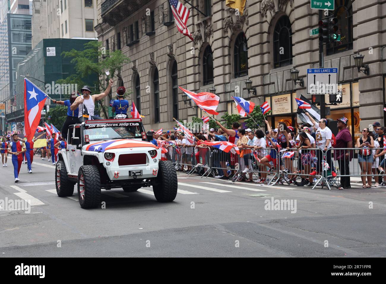 12 giugno 2023, New York City, New York: (NUOVA) Parata nazionale di Puerto Rican Day. 11 giugno 2023, New York, USA: La National Puerto Rican Day Parade, che è la più grande dimostrazione di orgoglio culturale, si svolge sulla 5th Avenue a New York, con persone che allineano il viale danzando e allietando lungo le parate di carri, automobili, ballerini tra cui famose stelle. La parata si svolge la seconda Domenica di Giugno, in onore dei 3,2 milioni di abitanti di Porto Rico e di tutte le persone di nascita o patrimonio portoricano residenti sulla terraferma degli Stati Uniti. (Credit Image: © Jose Francisco/TheNEWS2 via ZUMA Press W Foto Stock
