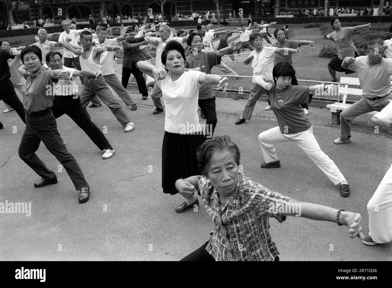 Shanghai Cina 2000. Intorno alle 6am:00 ogni mattina Fuxing Park inizia a riempirsi. Ai suoni di numerosi lettori di cassette, i gruppi eseguono ballo da ballo, danze dei tifosi, tai chi ed esercizi di stile libero con grande serietà. Ciò continua le tradizioni delle attività collettive comuniste. Esercitazioni sopra, la gente cammina intorno chiacchierare e ridere che rende l'esercitazione molto un'attività sociale. 2000s OMERO SYKES Foto Stock