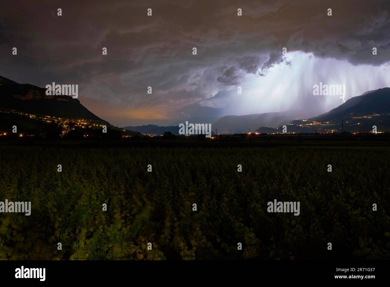 Temporale con fulmine a distanza nella valle di Etsch - Adige, come visto dal villaggio di Margreid Foto Stock