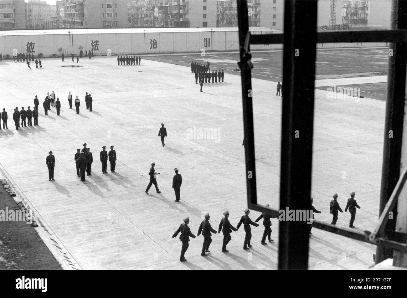 Shanghai Cina 2000. L'Accademia dei Comandanti della polizia militare in un sobborgo settentrionale di Shanghai. 2000s OMERO SYKES Foto Stock