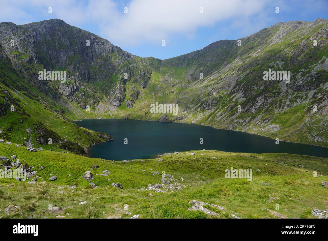 Llyn Cau sotto Craig Cau e Penygadair, Cadair Idris, Eryri National Park (Snowdonia), Galles Foto Stock