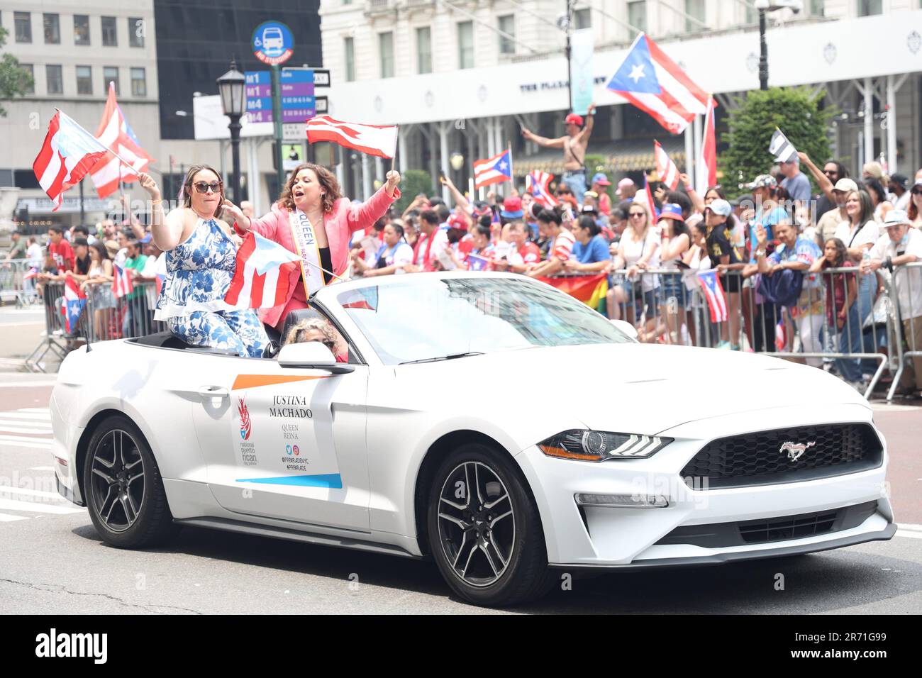 12 giugno 2023, New York City, New York: (NUOVA) Parata nazionale di Puerto Rican Day. 11 giugno 2023, New York, USA: La National Puerto Rican Day Parade, che è la più grande dimostrazione di orgoglio culturale, si svolge sulla 5th Avenue a New York, con persone che allineano il viale danzando e allietando lungo le parate di carri, automobili, ballerini tra cui famose stelle. La parata si svolge la seconda Domenica di Giugno, in onore dei 3,2 milioni di abitanti di Porto Rico e di tutte le persone di nascita o patrimonio portoricano residenti sulla terraferma degli Stati Uniti. (Credit Image: © Jose Francisco/TheNEWS2 via ZUMA Press W Foto Stock