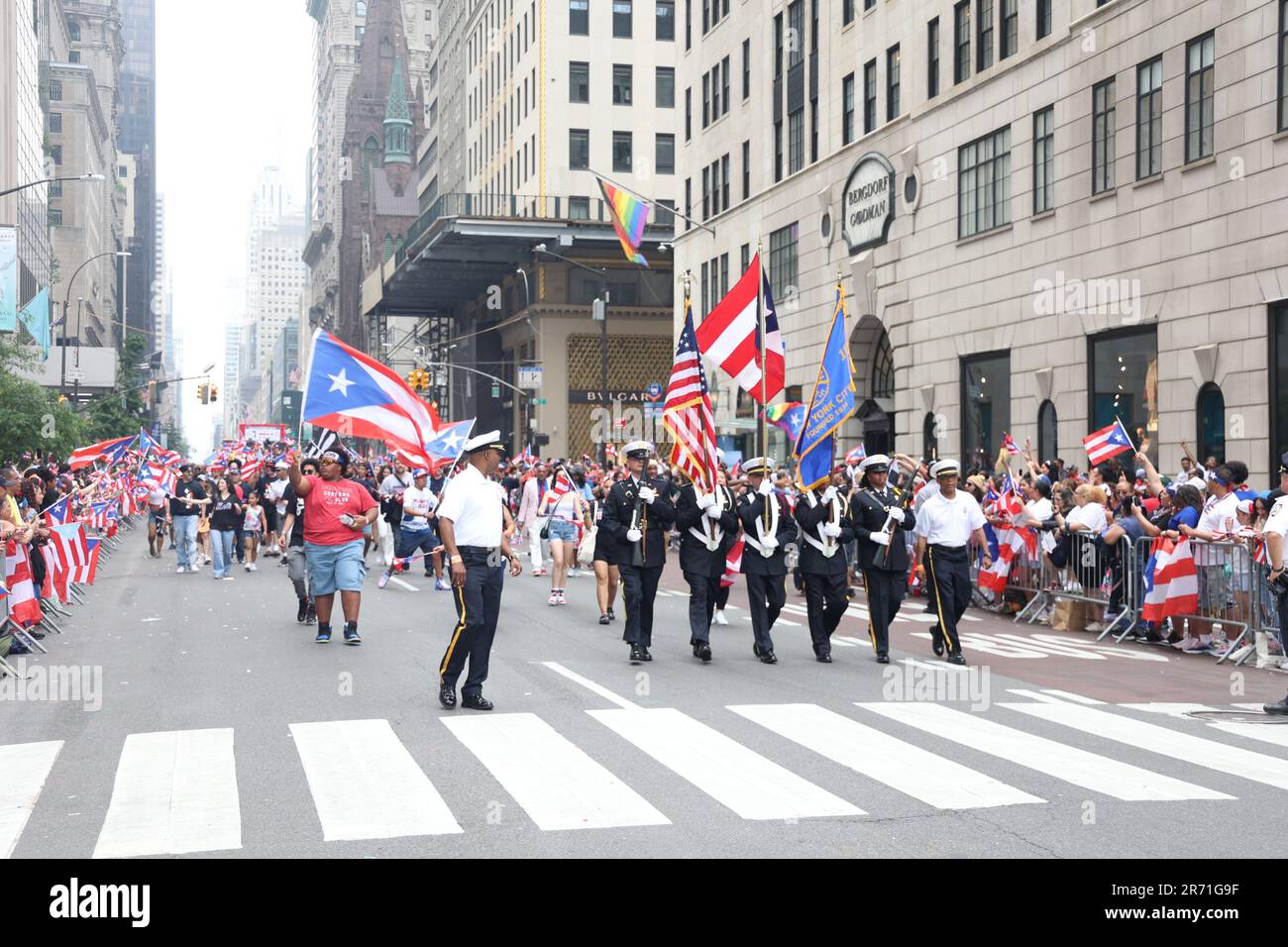 12 giugno 2023, New York City, New York: (NUOVA) Parata nazionale di Puerto Rican Day. 11 giugno 2023, New York, USA: La National Puerto Rican Day Parade, che è la più grande dimostrazione di orgoglio culturale, si svolge sulla 5th Avenue a New York, con persone che allineano il viale danzando e allietando lungo le parate di carri, automobili, ballerini tra cui famose stelle. La parata si svolge la seconda Domenica di Giugno, in onore dei 3,2 milioni di abitanti di Porto Rico e di tutte le persone di nascita o patrimonio portoricano residenti sulla terraferma degli Stati Uniti. (Credit Image: © Jose Francisco/TheNEWS2 via ZUMA Press W Foto Stock