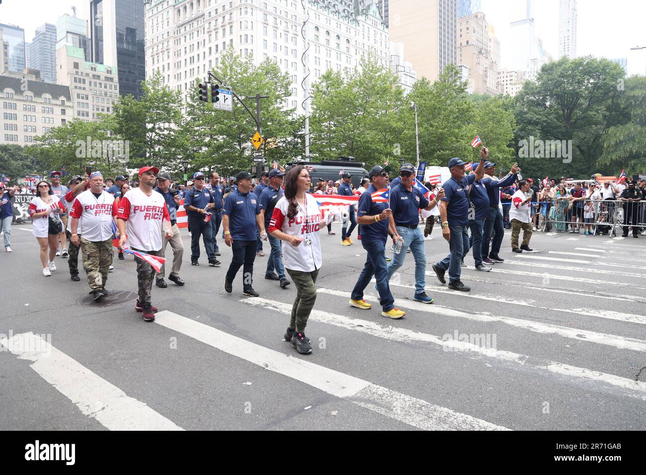 12 giugno 2023, New York City, New York: (NUOVA) Parata nazionale di Puerto Rican Day. 11 giugno 2023, New York, USA: La National Puerto Rican Day Parade, che è la più grande dimostrazione di orgoglio culturale, si svolge sulla 5th Avenue a New York, con persone che allineano il viale danzando e allietando lungo le parate di carri, automobili, ballerini tra cui famose stelle. La parata si svolge la seconda Domenica di Giugno, in onore dei 3,2 milioni di abitanti di Porto Rico e di tutte le persone di nascita o patrimonio portoricano residenti sulla terraferma degli Stati Uniti. (Credit Image: © Jose Francisco/TheNEWS2 via ZUMA Press W Foto Stock
