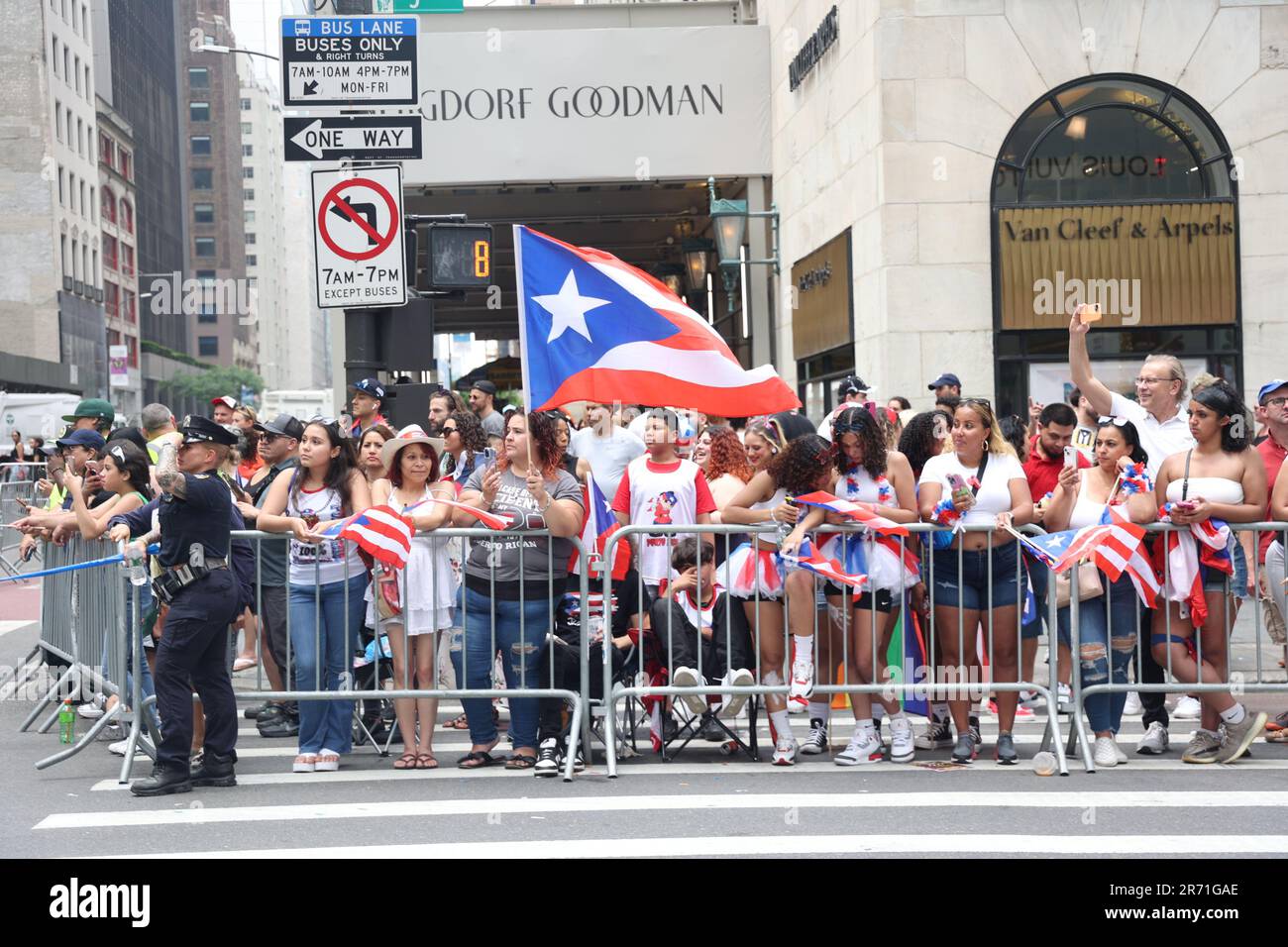 12 giugno 2023, New York City, New York: (NUOVA) Parata nazionale di Puerto Rican Day. 11 giugno 2023, New York, USA: La National Puerto Rican Day Parade, che è la più grande dimostrazione di orgoglio culturale, si svolge sulla 5th Avenue a New York, con persone che allineano il viale danzando e allietando lungo le parate di carri, automobili, ballerini tra cui famose stelle. La parata si svolge la seconda Domenica di Giugno, in onore dei 3,2 milioni di abitanti di Porto Rico e di tutte le persone di nascita o patrimonio portoricano residenti sulla terraferma degli Stati Uniti. (Credit Image: © Jose Francisco/TheNEWS2 via ZUMA Press W Foto Stock
