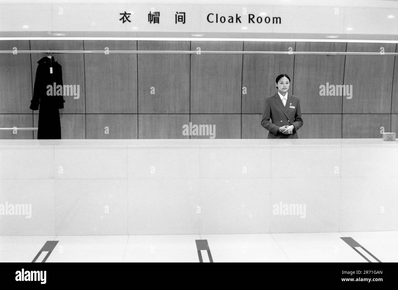 Shanghai Cina 2000. Il guardaroba al Grand Theatre di Shanghai. Progettato da Arte-Charpentier e aperto nel 1999, il teatro dell'opera, come è noto, contiene un grande auditorium con 1600 posti a sedere e due sale da concerto più piccole. 2000s OMERO SYKES Foto Stock