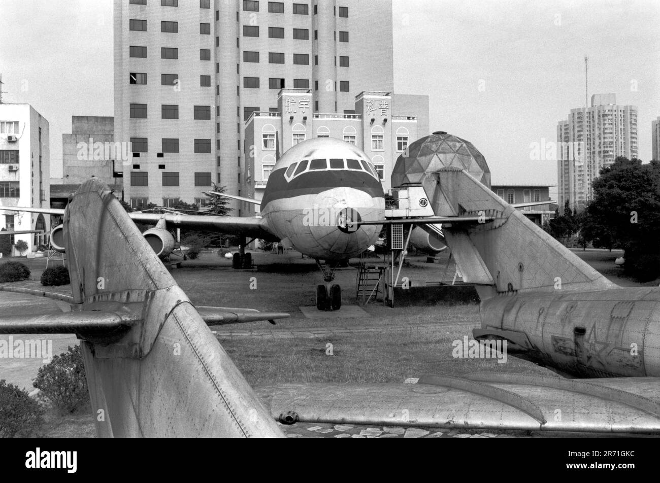 Shanghai Cina 2000. Lo Shanghai Astronauta Universe Science Education Centre, Huming Lu, spiega lo sviluppo delle scienze aeronautiche. All'esterno del Centro sono parcheggiati alcuni vecchi aeroplani, sia militari che civili, che i bambini possono esplorare. 2000s OMERO SYKES Foto Stock