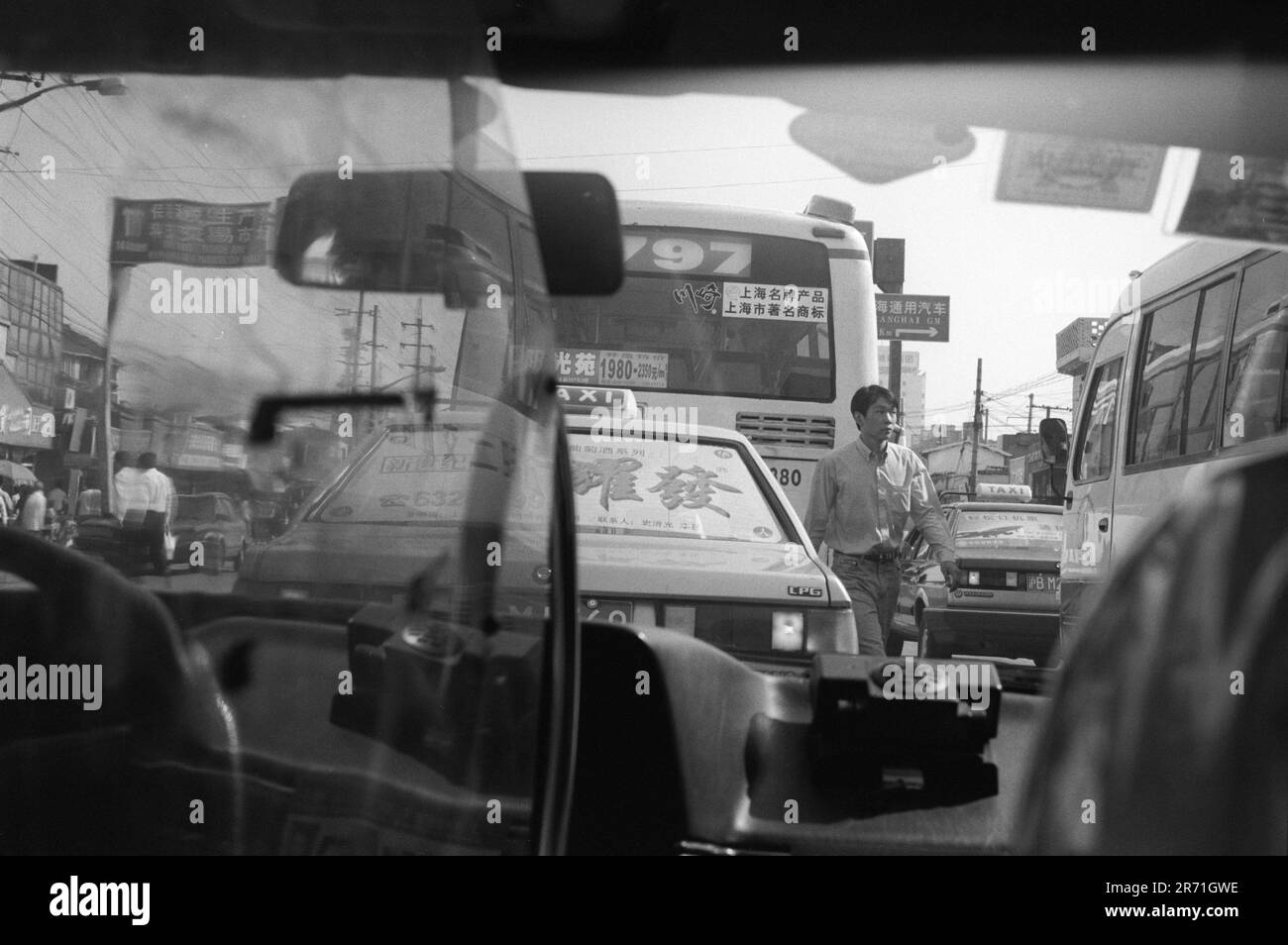 Shanghai Cina 2000. Un ingorgo visto dall'interno di un taxi. Un breve viaggio a Shanghai costa 10RMB km. I tassisti possono essere sia cordiali che disponibili. Tuttavia è insolito trovare uno che capisce l'inglese, quindi è molto utile avere scritto in cinese dove si sta andando e il vostro indirizzo di ritorno. Anche le mappe in inglese e cinese sono utili. 2000s OMERO SYKES Foto Stock