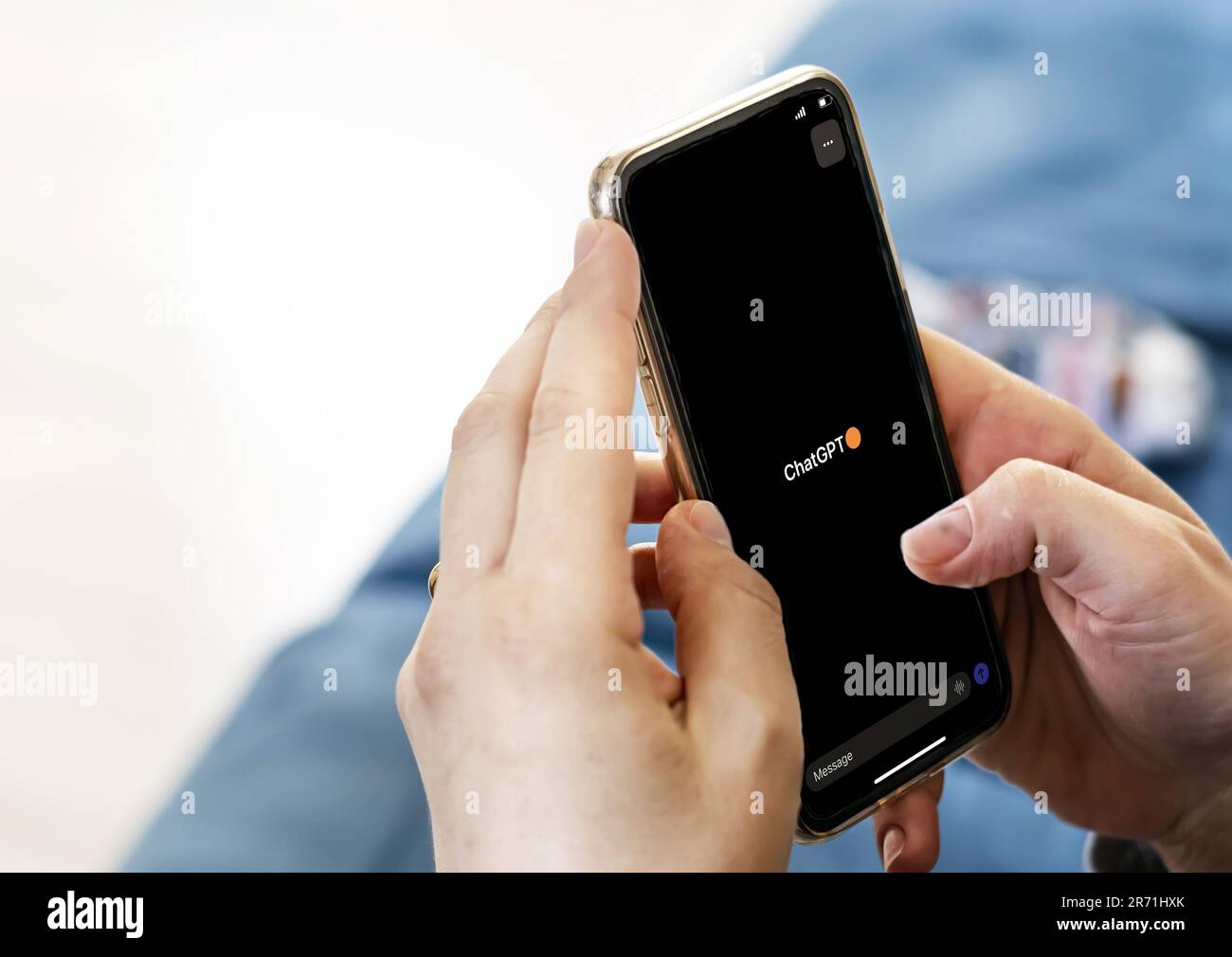 San Francisco US, 2023 giugno: Mani femminili che tengono un telefono con l'app GPT di chat sullo schermo. Chatbot GPT è un modello di intelligenza artificiale sviluppare Foto Stock