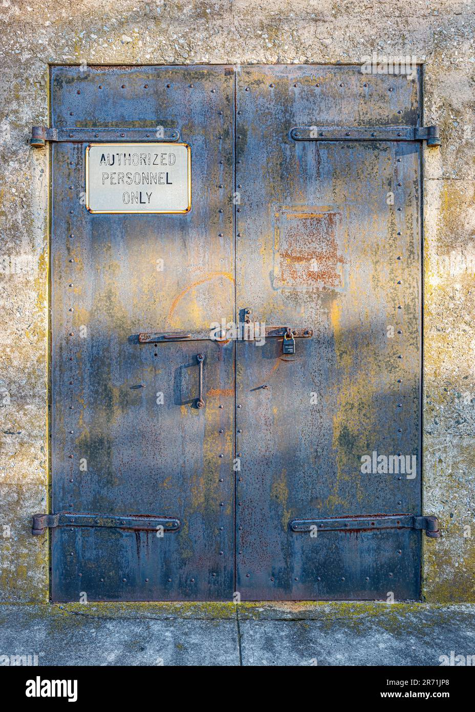 Vecchia porta arrugginita con accesso limitato in una vecchia installazione militare Foto Stock
